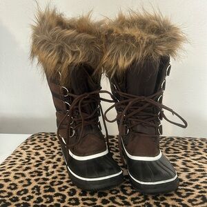 FUR Trimmed All Weather Boots 🥾.      Size 7